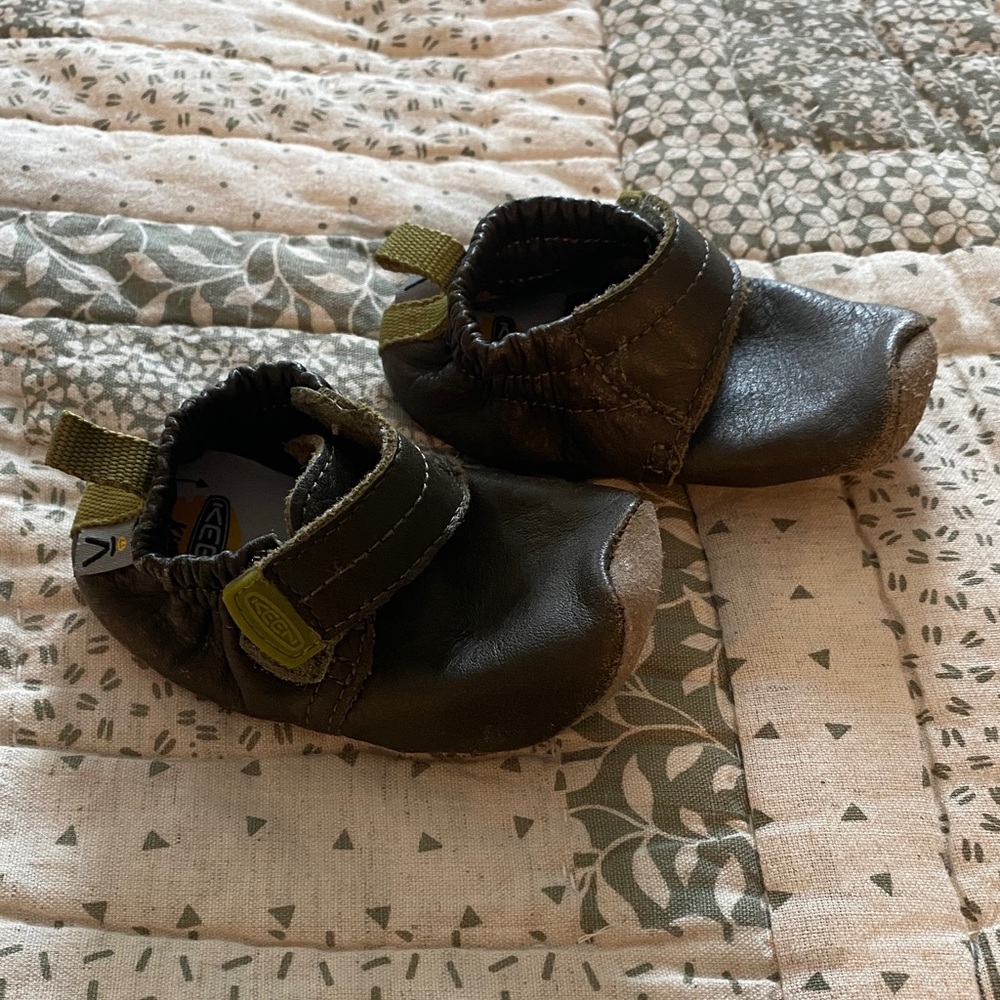 KEEN KIDS Infant Leo Leather Crib Shoes Dark Olive Moss Green